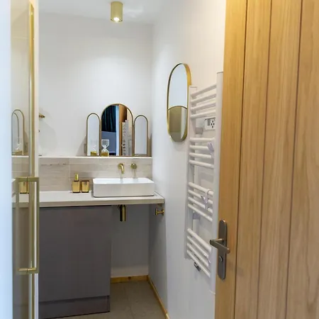 Les Parentheses Nyaraló *